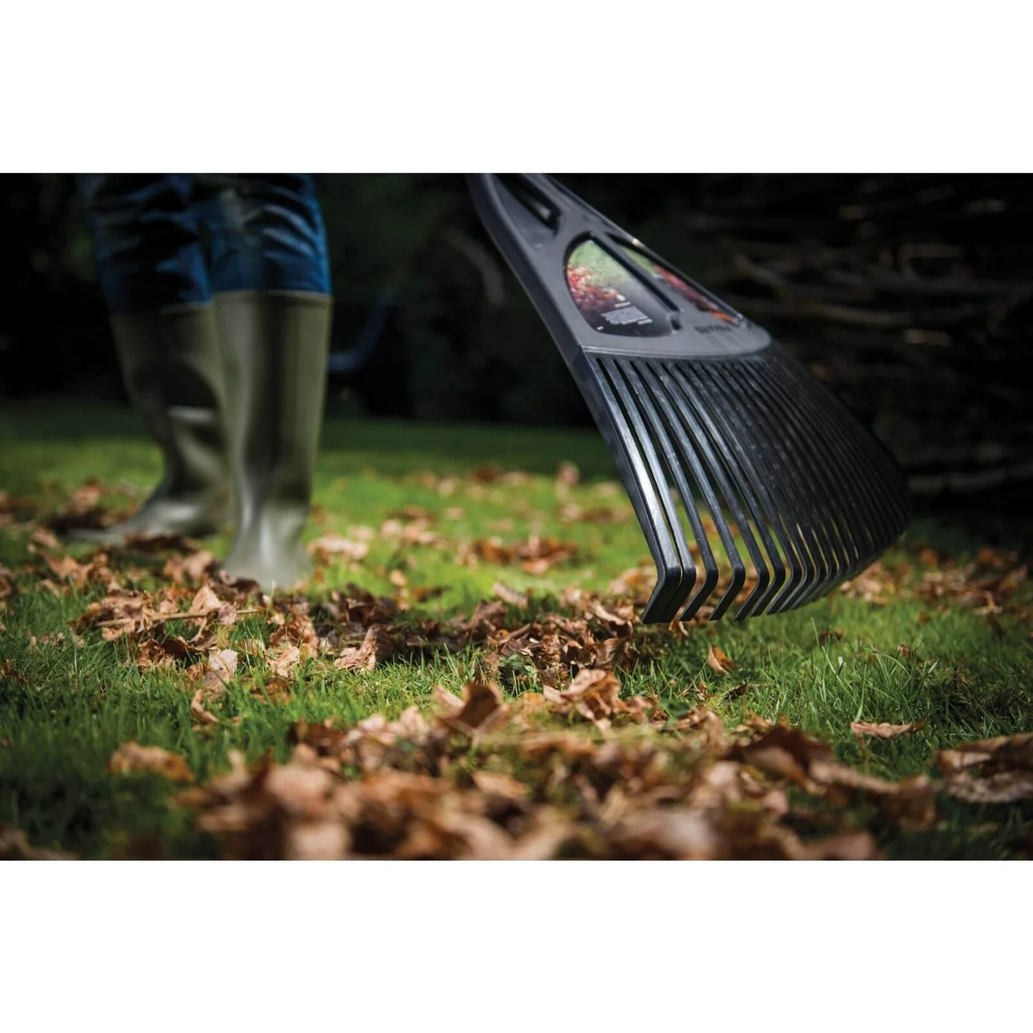 Fiskars Leaf Garden Rake - Extra Large 3 Fiskars Leaf Garden Rake - Extra Large - Image 3