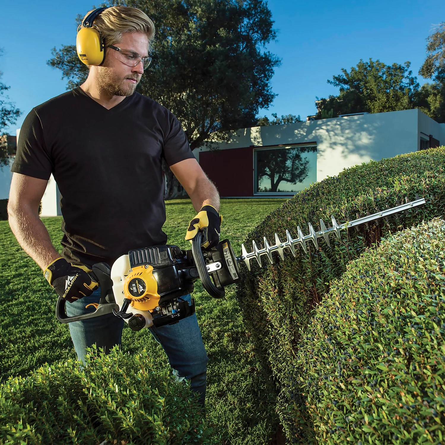 McCulloch HT5622 Petrol Hedge Trimmer 2 McCulloch HT5622 Petrol Hedge Trimmer - Image 2